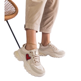 Tênis bege em uma plataforma de coração