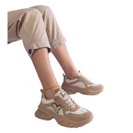 Tênis marrons em uma plataforma de coração castanho