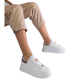 Tênis plataforma branco decorado com borboleta