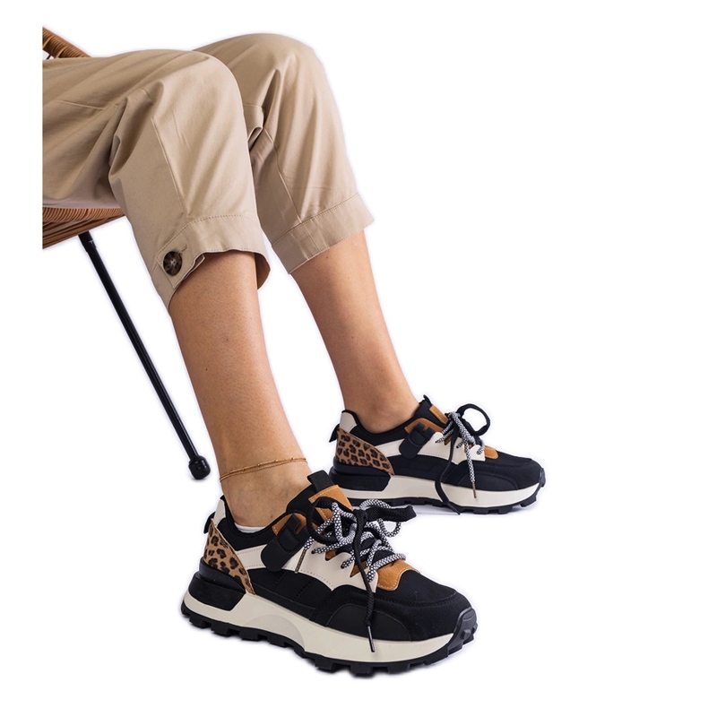 Tênis pretos decorados com um motivo animal