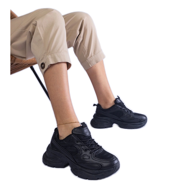 Tênis pretos em uma sola maciça