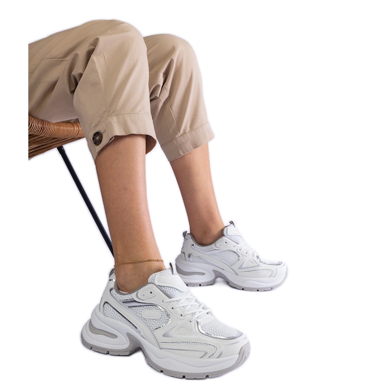 Tênis brancos em uma sola maciça