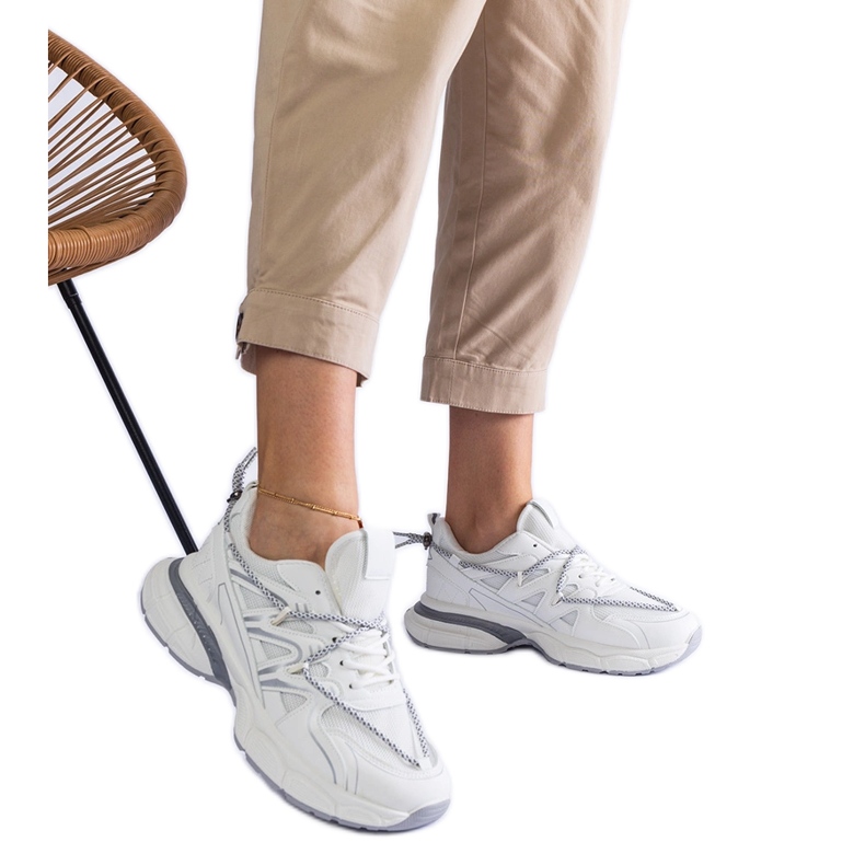 Tênis de mulheres brancas em uma sola enorme branco