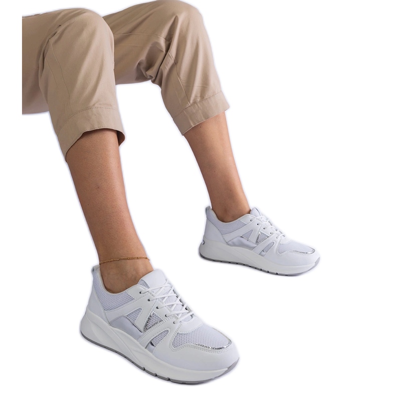 Tênis branco com sola grossa