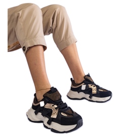 Tênis preto com detalhes dourados