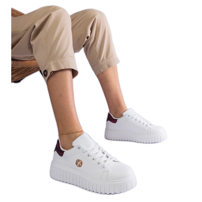 Tênis branco e bordô com sola grossa