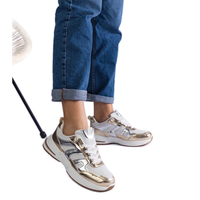 Tênis de esportes de material com inserções de ouro dourado