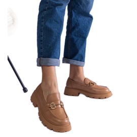 Mocas marrons com couro ecológico com decoração dourada bege Mocas marrons com couro ecológico com decoração dourada bege