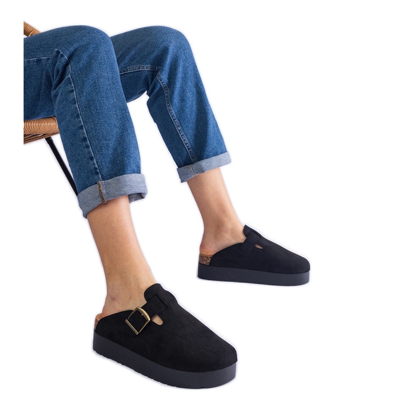 Chinelos de mulheres negras na plataforma com uma fivela preto