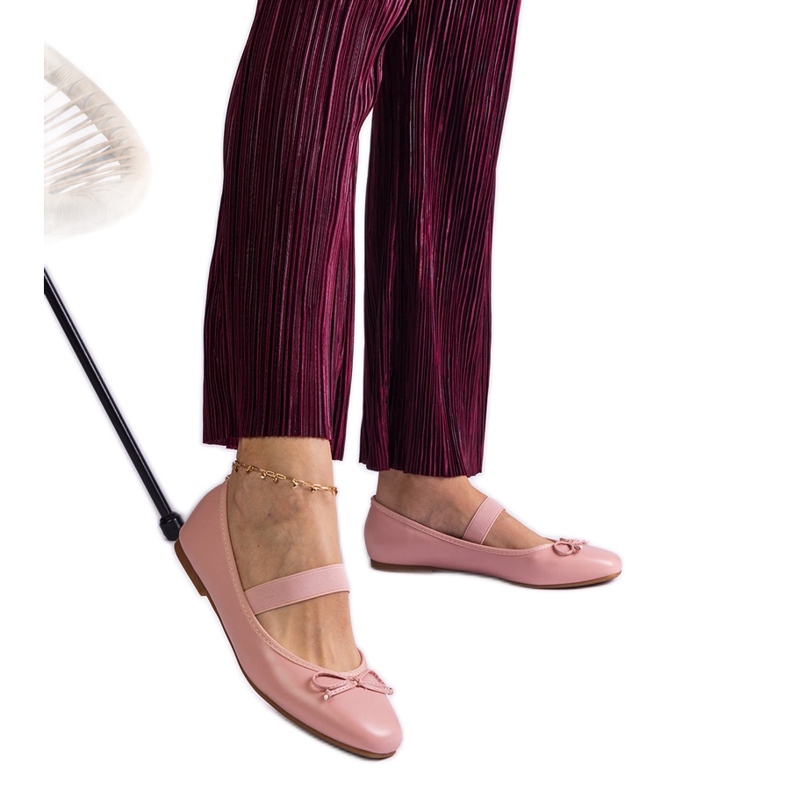 Bailarinas rosa com uma faixa elástica e um arco decorativo Bailarinas rosa com uma faixa elástica e um arco decorativo