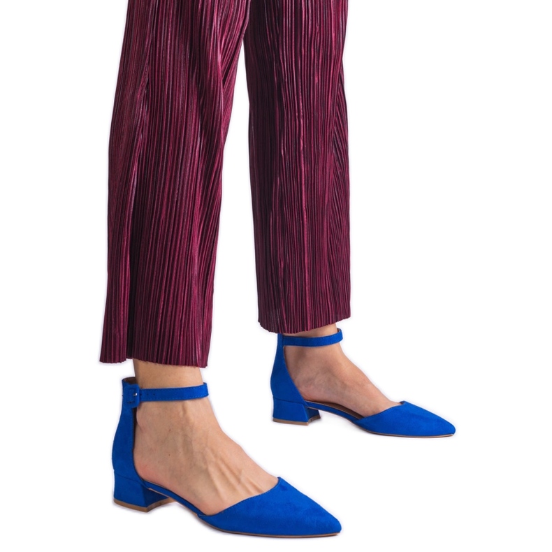 Sandálias azuis em um post baixo azul