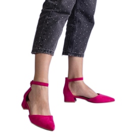 Bombas rosa escuras em um post baixo