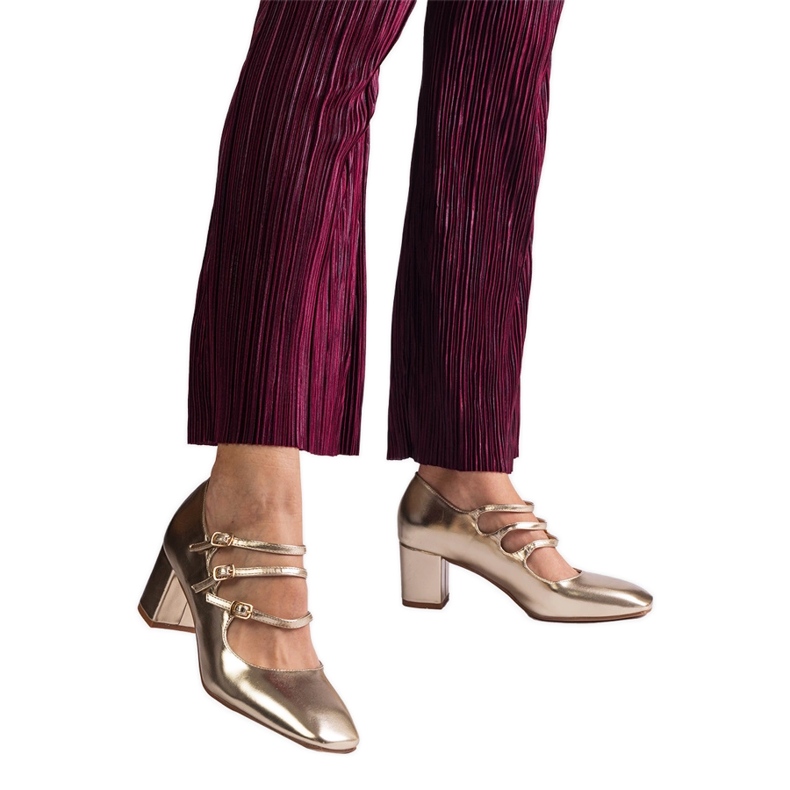 Bombas douradas no poste com fivelas decorativas dourado Bombas douradas no poste com fivelas decorativas dourado