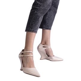 Bombas de cunha de couro envernizado bege com fivelas Bombas de cunha de couro envernizado bege com fivelas