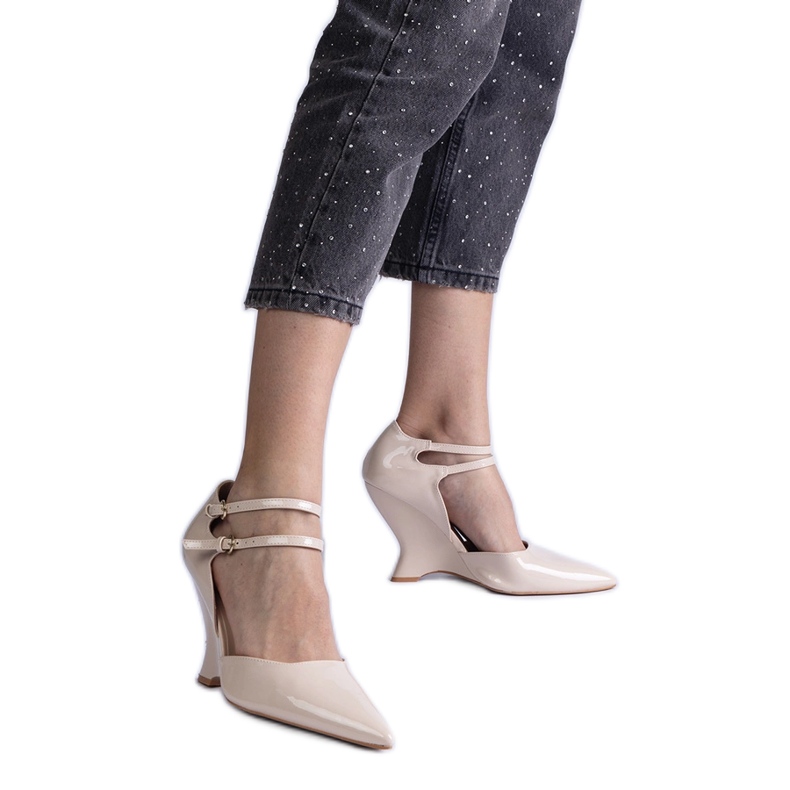 Bombas de cunha de couro envernizado bege com fivelas Bombas de cunha de couro envernizado bege com fivelas