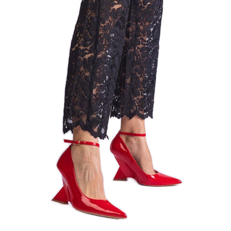 Bombas de cunha patenteadas vermelhas vermelho