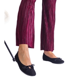 Sapatilhas pretas com laço decorativo preto