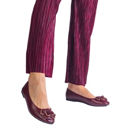 Sapatilhas cor de vinho decoradas com uma flor vermelho