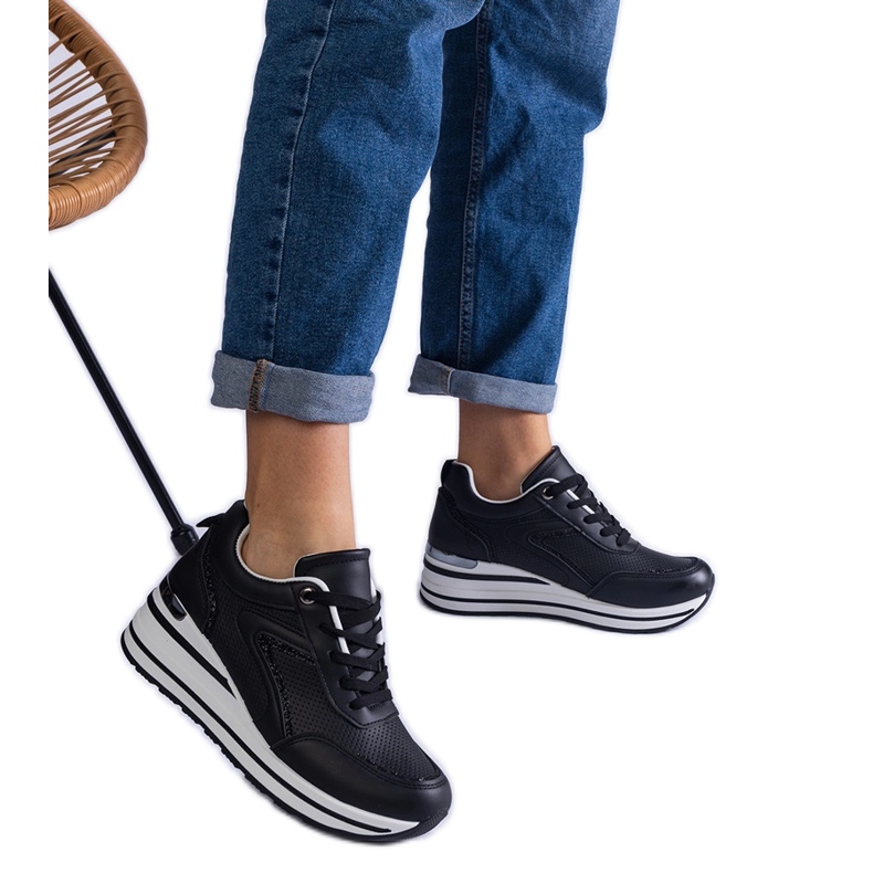 Tênis pretos na plataforma decorada com glitter e uma inserção metálica