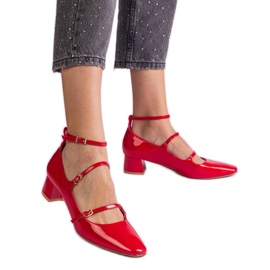Bombas vermelhas envernizadas com um cinto vermelho