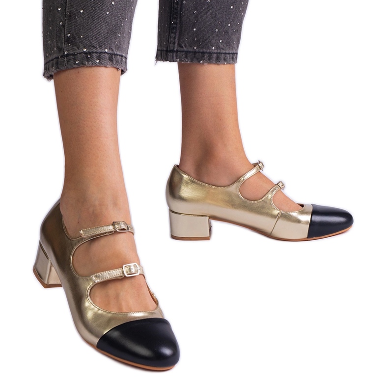 Bombas douradas em nariz preto dourado