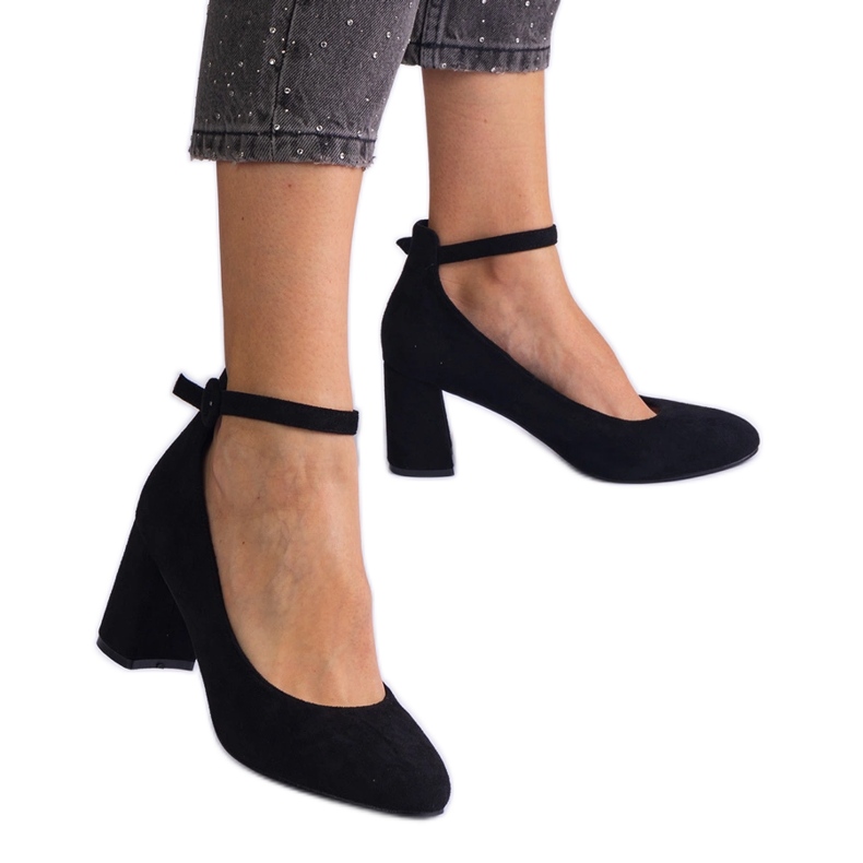 Bombas pretas no pilar ecológico preto