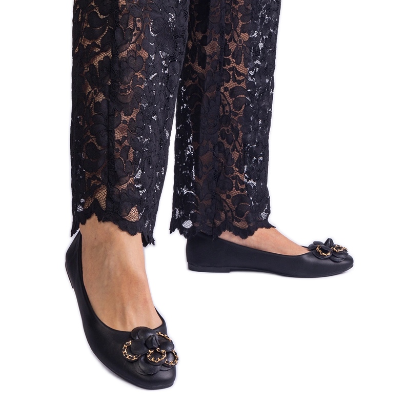 Bailarinas pretas decoradas com uma flor preto