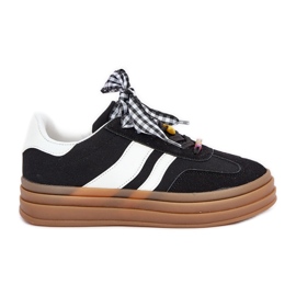 Tênis femininos com alfinetes pretos