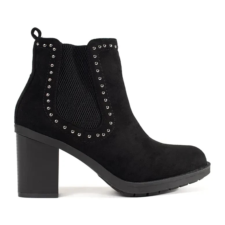 Botas de camurça preta no post decorado com strass preto