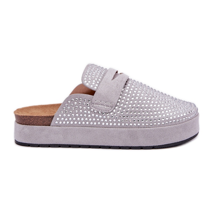 Flip de mulheres decoradas com zircões na plataforma cinza