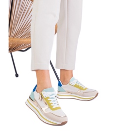 Tênis esportivos verdes na plataforma com uma inserção dourada