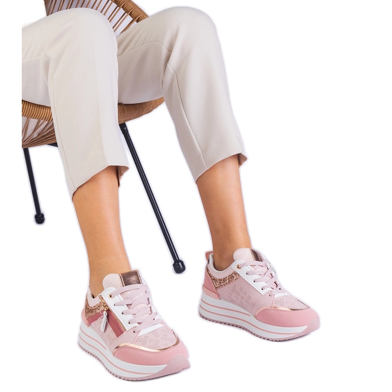 Tênis esportivos rosa na plataforma decorada com glitter