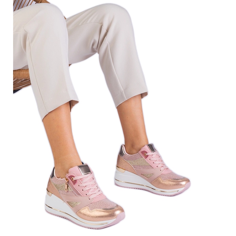 Tênis esportivos rosa na plataforma decorada com glitter e uma inserção metálica
