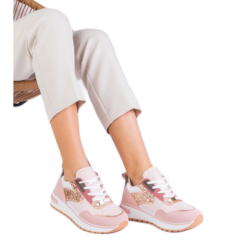 Tênis rosa na plataforma decorada com glitter