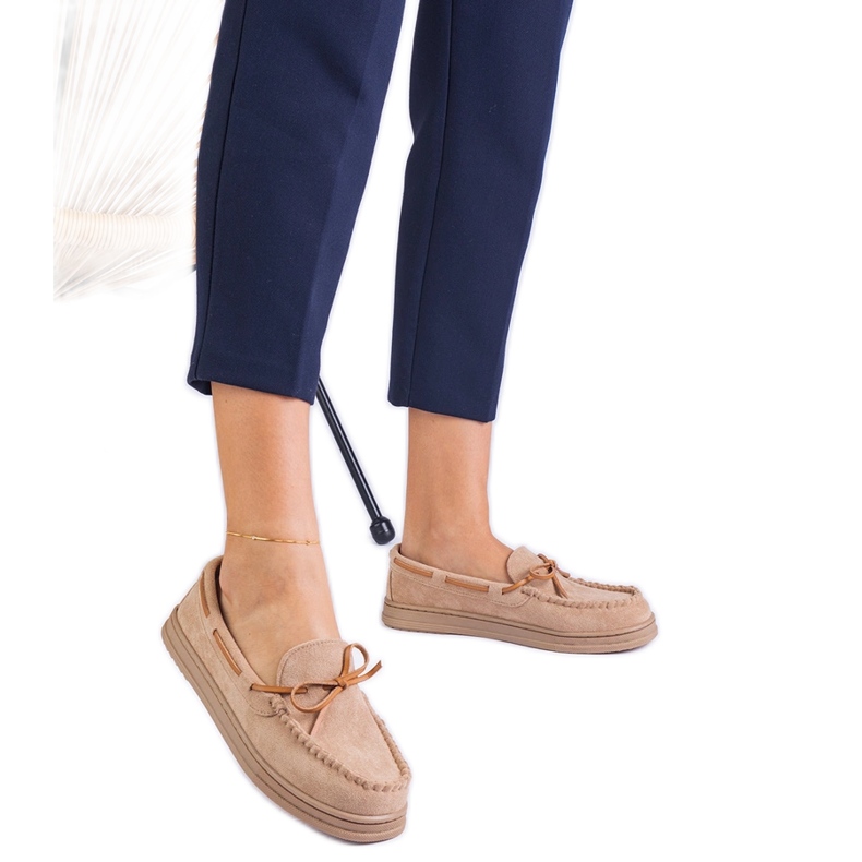 Mocas femininas bege de Ekozamsz com um arco