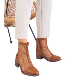 Botas de malha marrom no poste castanho