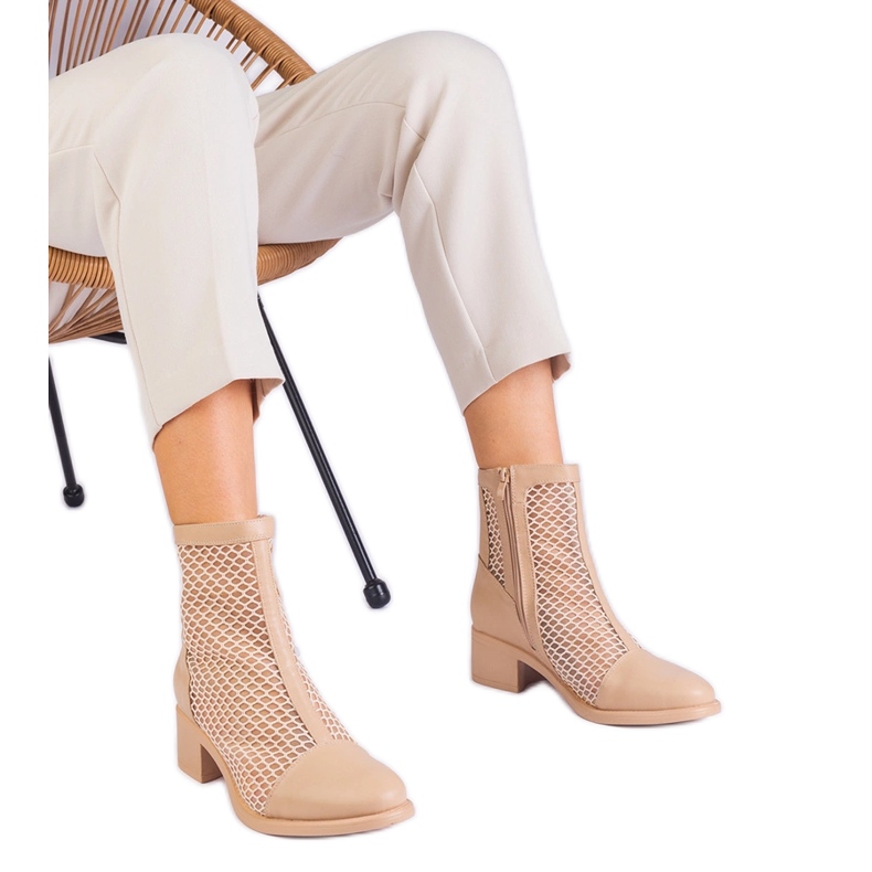 Botas bege de malha no post