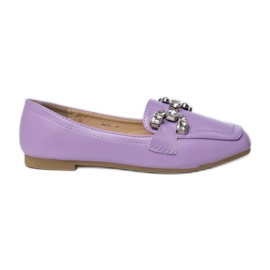 Mocassins femininos com um ornamento roxo