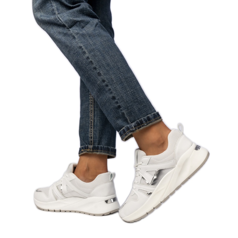 Tênis esportivos brancos femininos