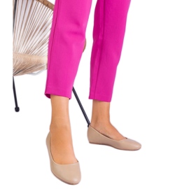 Ballerinas bege em uma cunha escondida de eco -delas