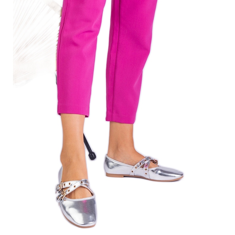 Ballerinas metálicas de prata feitas de eco -Leather decorado com fivelas