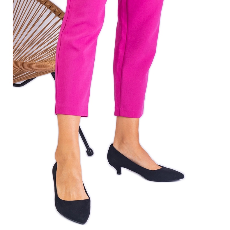 Bombas pretas de Ekozamsz em um salto baixo baixo preto