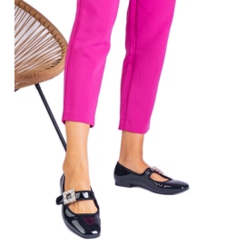 Bailarinas envernizadas pretas decoradas com uma fivela preto