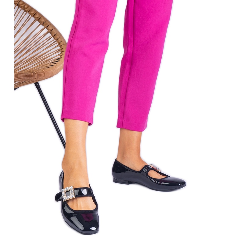 Bailarinas envernizadas pretas decoradas com uma fivela preto