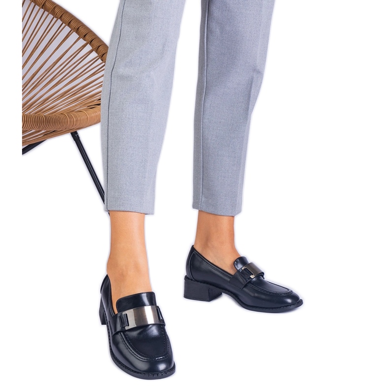 Bombas pretas em um post baixo com uma decoração metálica preto