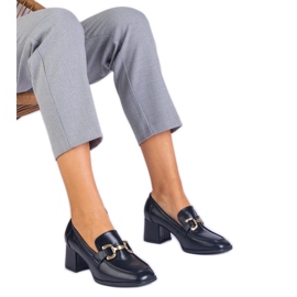 Bombas pretas no poste com uma decoração metálica preto