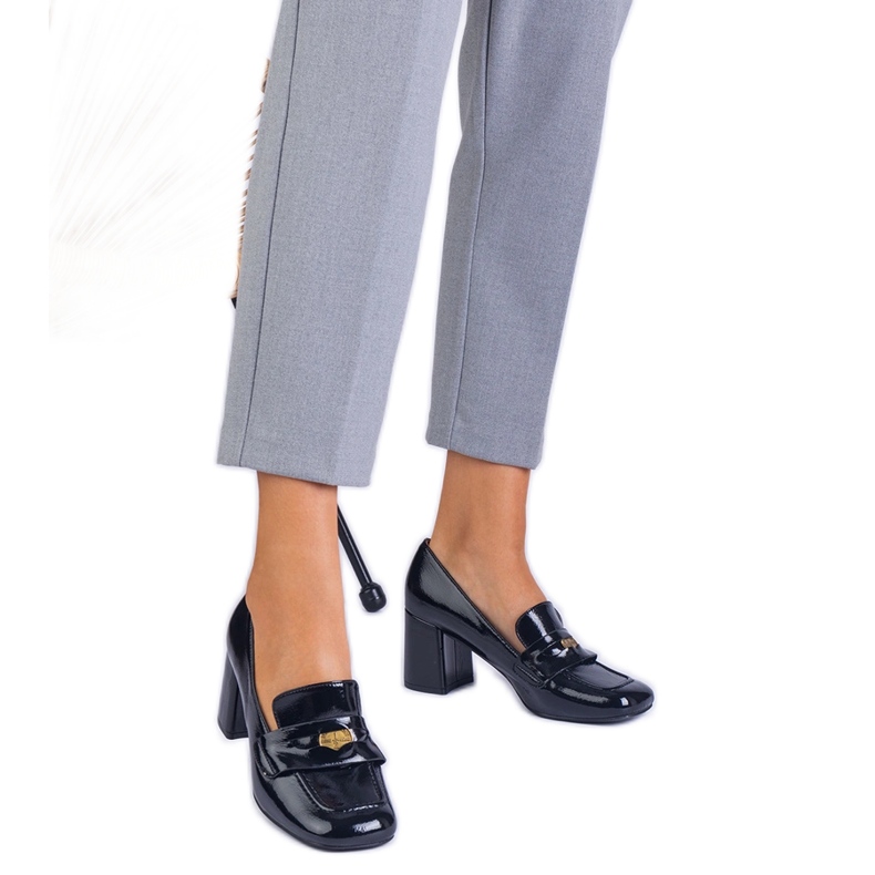 Bombas lacadas a preto no poste