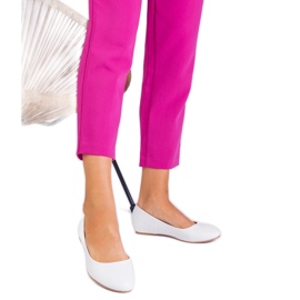 Ballerinas brancas em uma cunha escondida de eco -delas branco Ballerinas brancas em uma cunha escondida de eco -delas branco