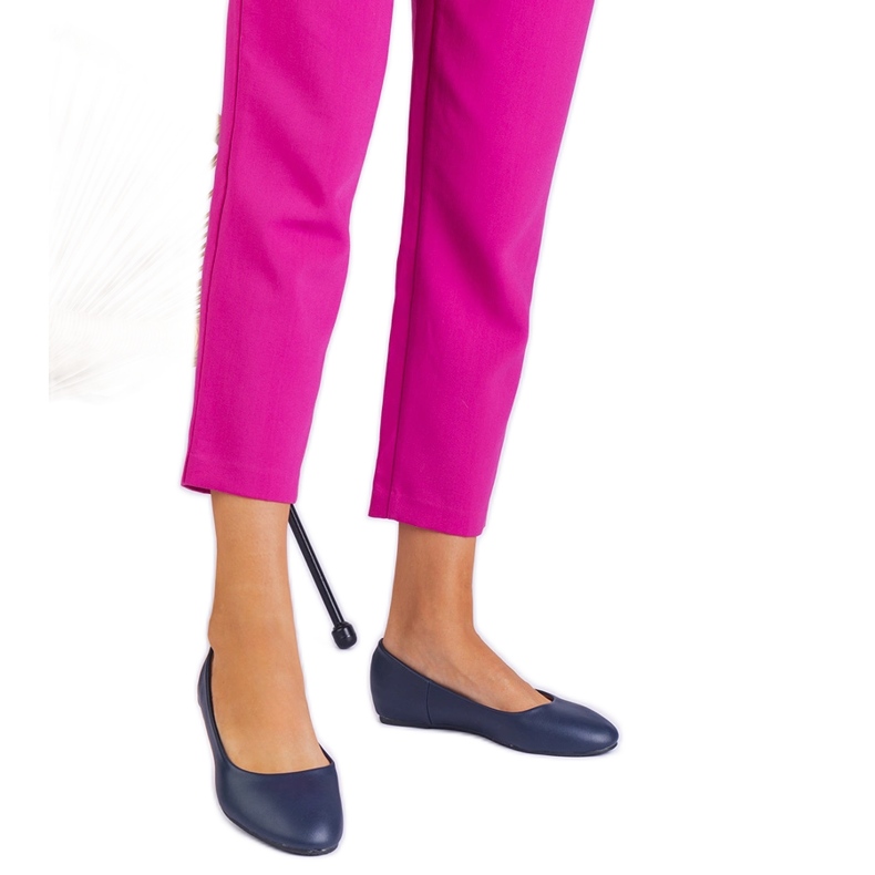 Ballerinas da Marinha em uma fatia escondida de eco -fleno azul