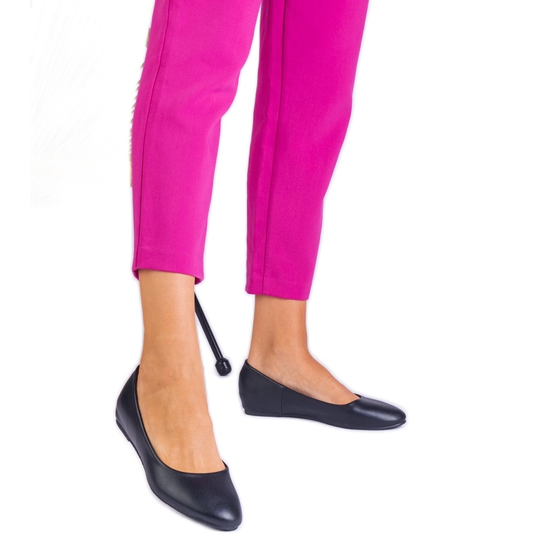 Ballerinas negras em uma cunha escondida de eco -jeaather preto